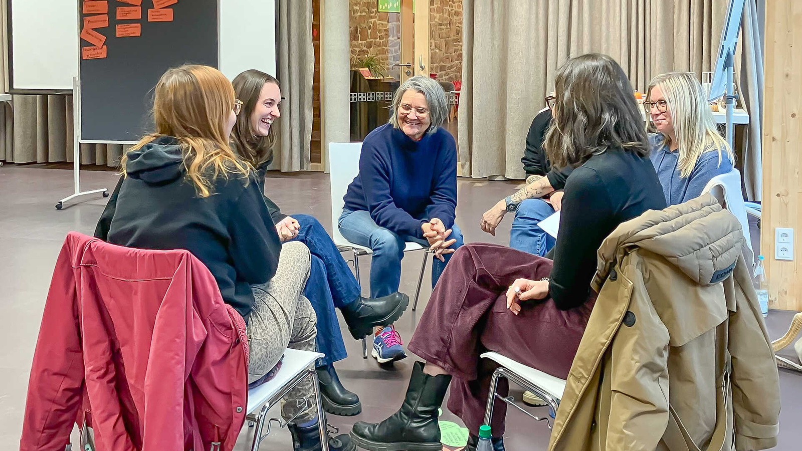 Frauen sitzen in einem Sitzkreis zusammen