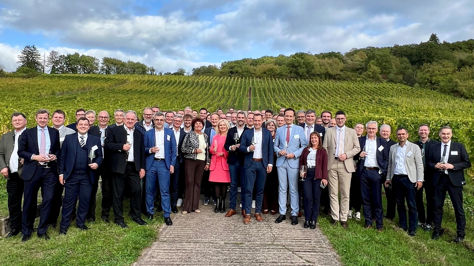 Gruppenfoto vor den Weinbergen