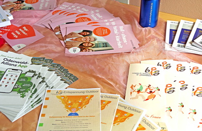 Flyer und Broschüren auf einem Tisch ausgelegt