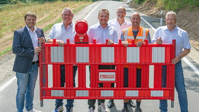 6 Männer halten Absperrung hoch