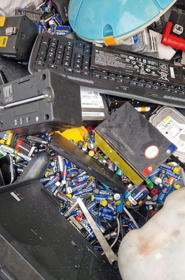 Hunderte Batterien zwischen Elektroschrott