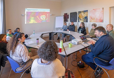 Medienpädagoge Felix Behl spricht