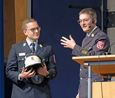 Symbolische Übereichung eines Helms an Kreisbrandmeister Florian Schmitt von Kreisbrandrat Martin Spilger