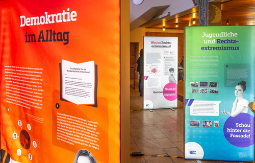 Ausstellungswände zu den diversen Themen zur Demokratie