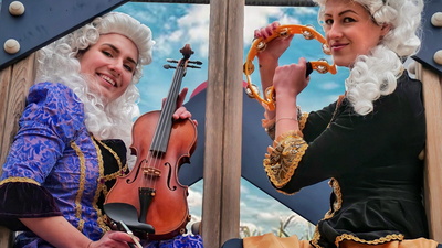 Zwei Frauen mit Geigen