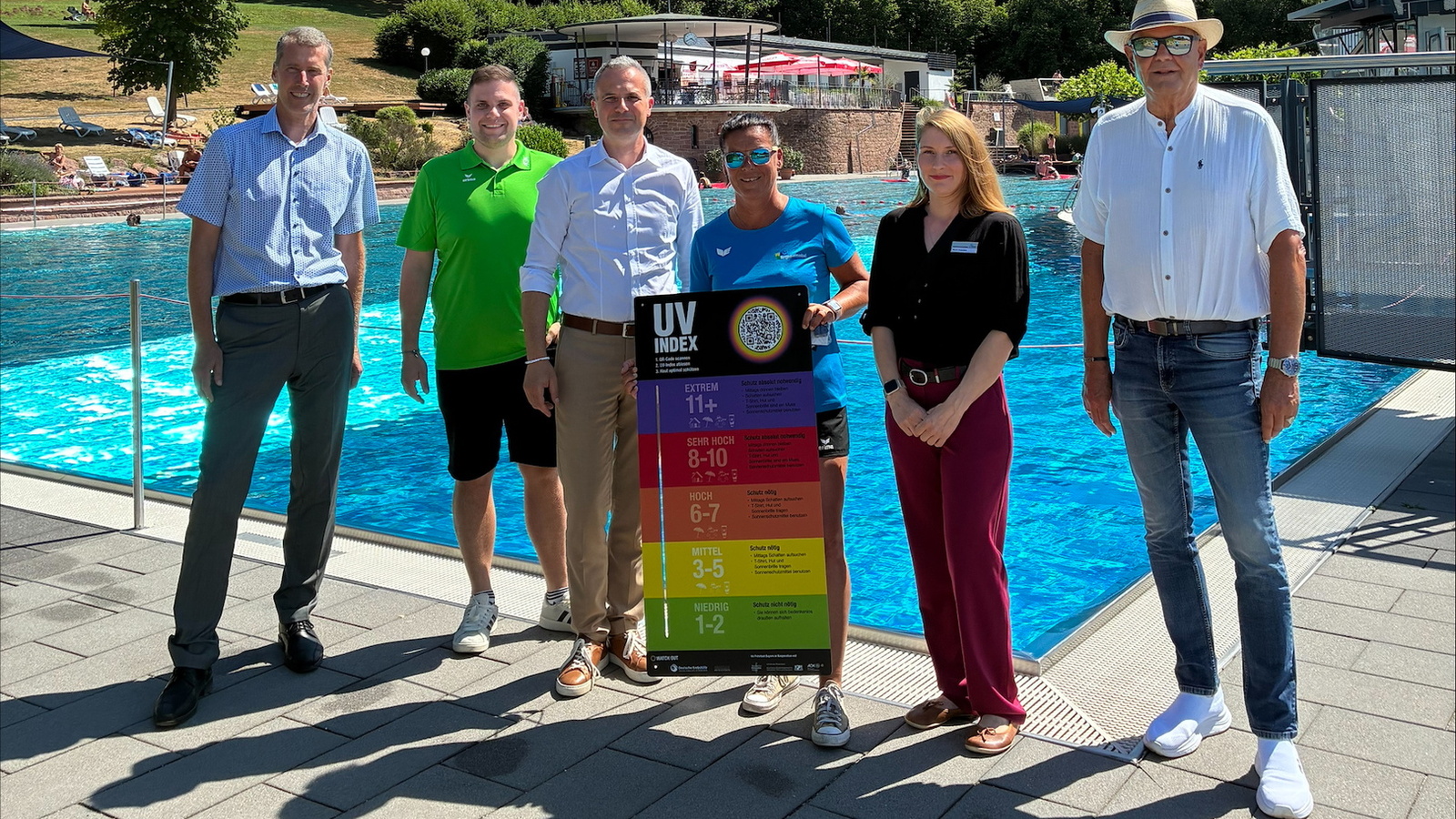 Menschen vor Schwimmbad