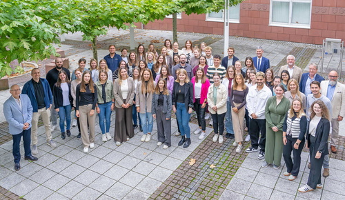 53 Junglehrkräfte und stellvertretender Landrat Bernd Schötterl