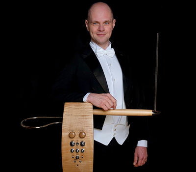 Thorwald Jørgensen mit Theremin
