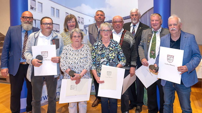Gruppe mit Ehrenplaketten