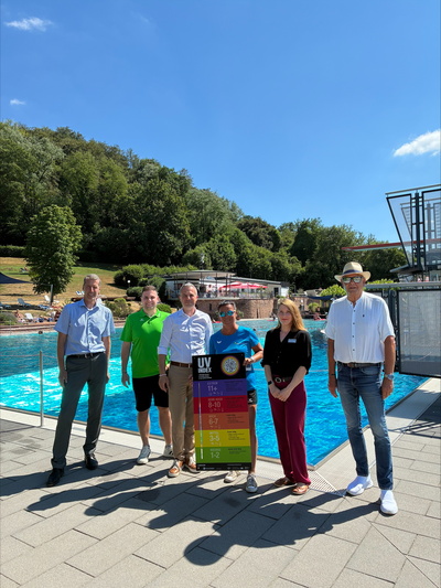 Menschen vor Schwimmbad