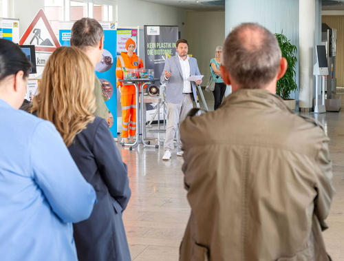 Der designierte Landrat Björn Bartels hält vor Publikum eine Ansprache zum Tag der Ausbildung