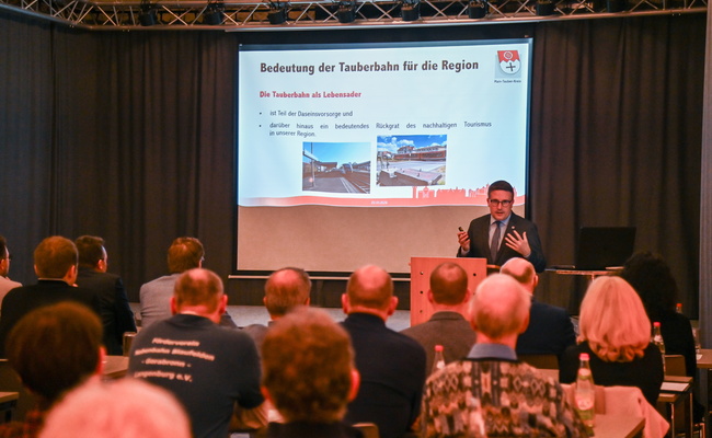 Teilnehmer betrachten Präsentation