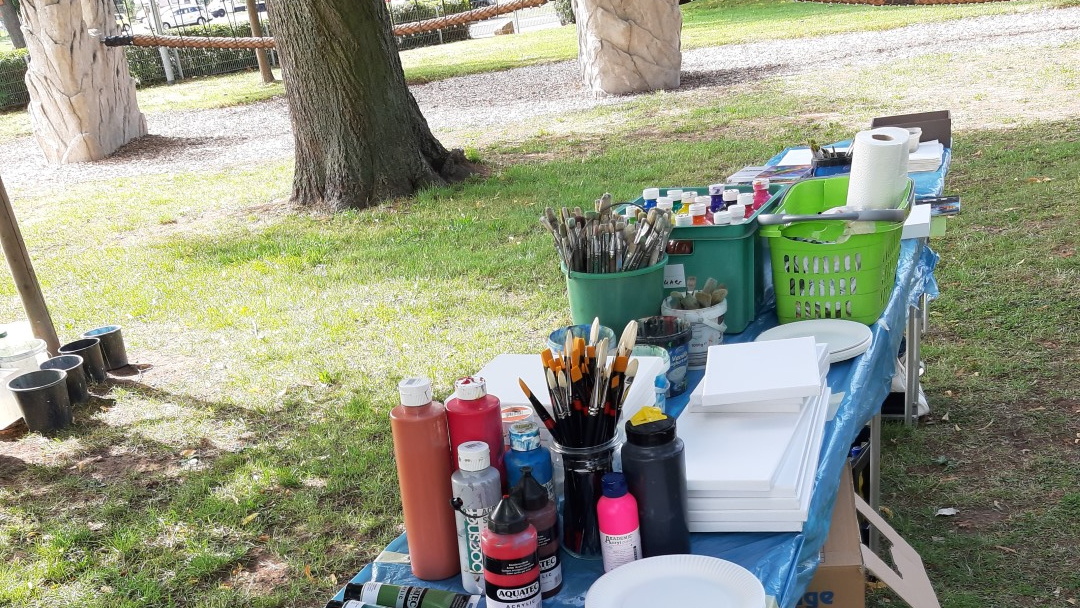 Tisch mit Farben
