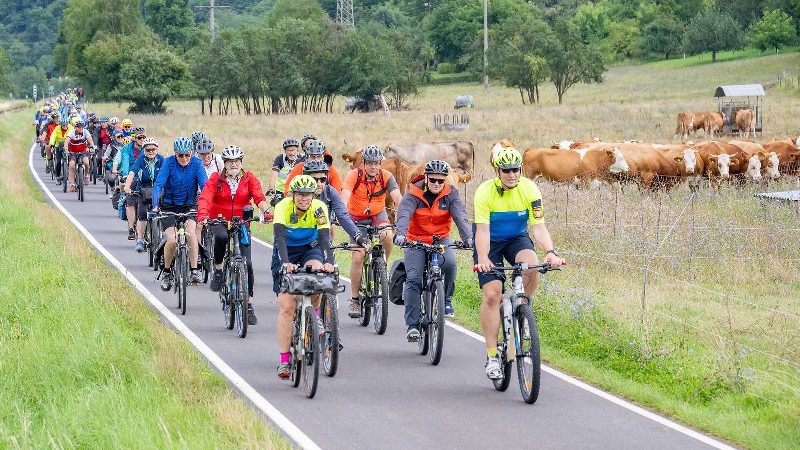 Teilnehmer der Drei-Länder-Radtour auf ihren Fahrrädern