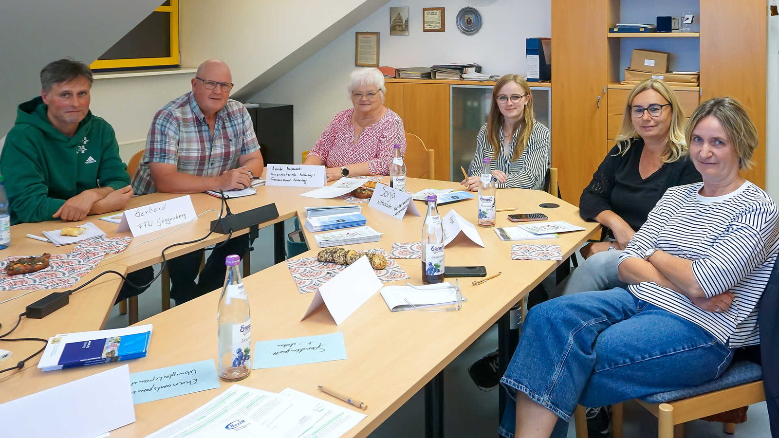 Vereinskassierende im lebhaften Austausch
