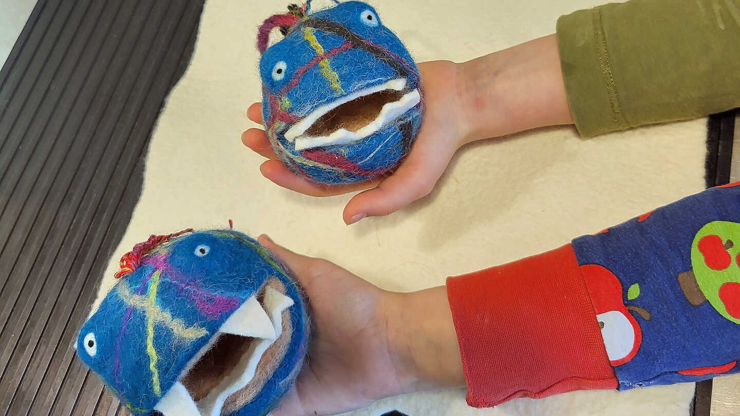 Aus Filz gebastelte Raubfische, die die Sorgen nehmen sollen