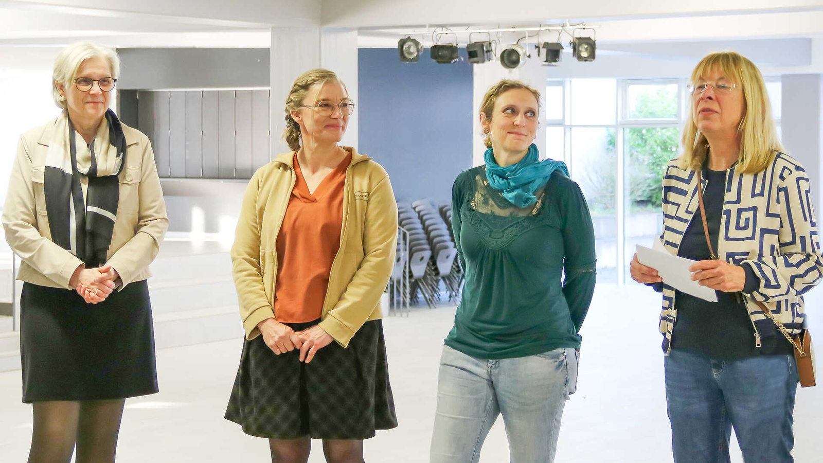 Schulleiterin Petra Hein, Birgit Englert und Julia Hildenbrand vom Landratsamt sowie stellvertretende Landrätin Monika Wolf-Pleßmann