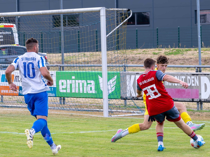 Ein Spieler im Duell mit dem Torhüter