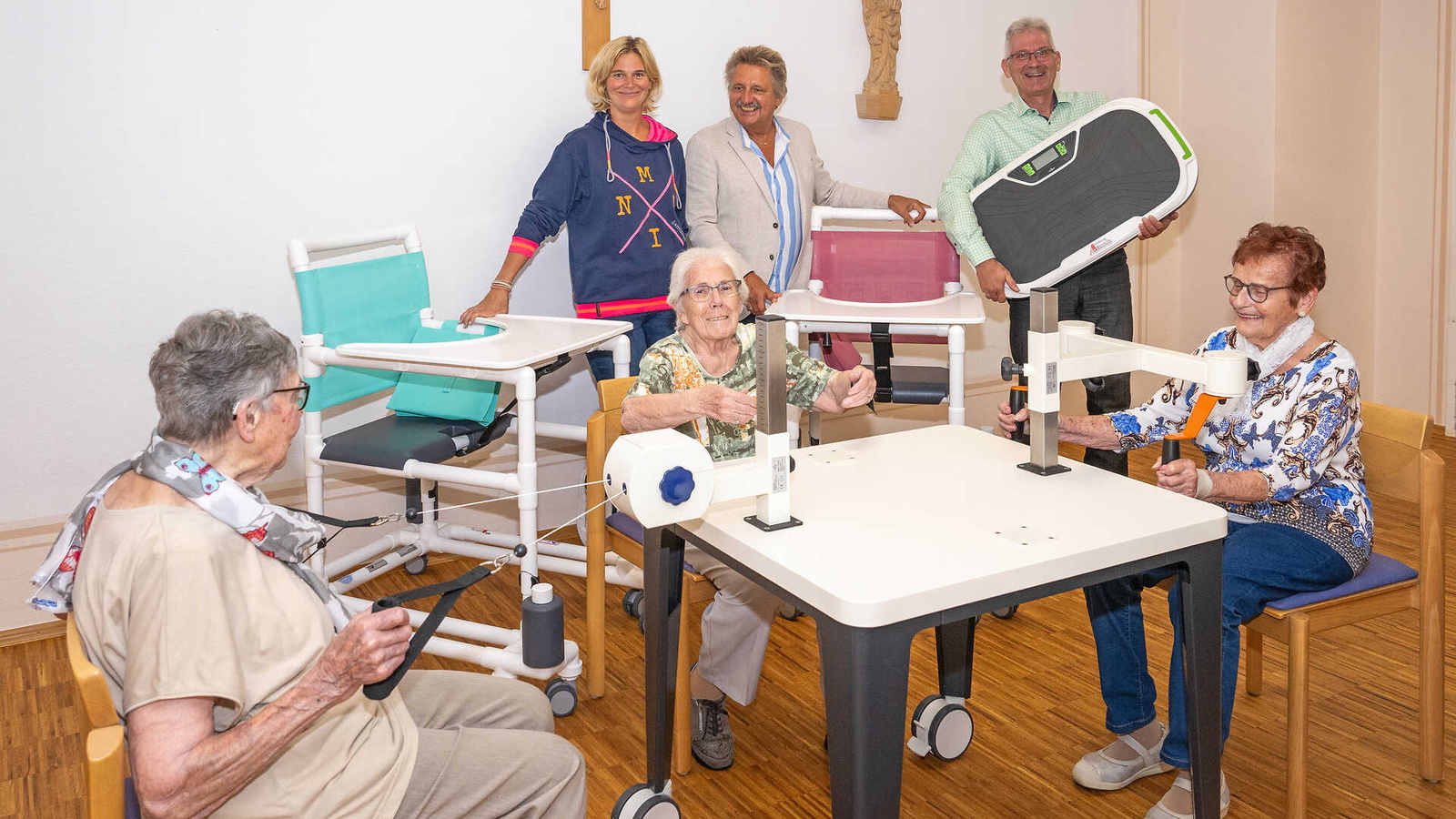 Drei Bewohnerinnen des Seniorenheims trainieren am Plaudertisch