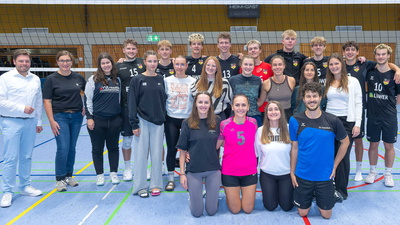 Gruppenbild in der Turnhalle
