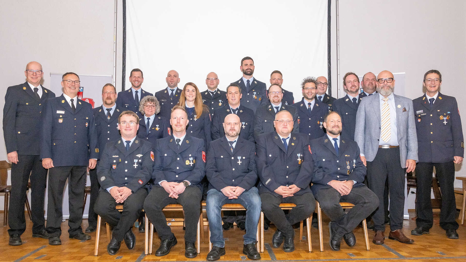 Männern und Frauen mit 25-jährigem aktiven Dienst in den Feuerwehren