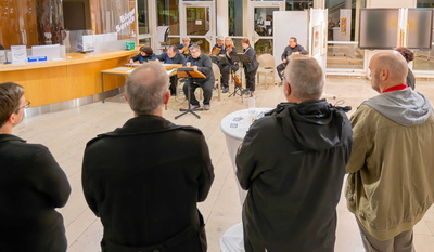 Blick der Zuhörer auf die Musikgruppe