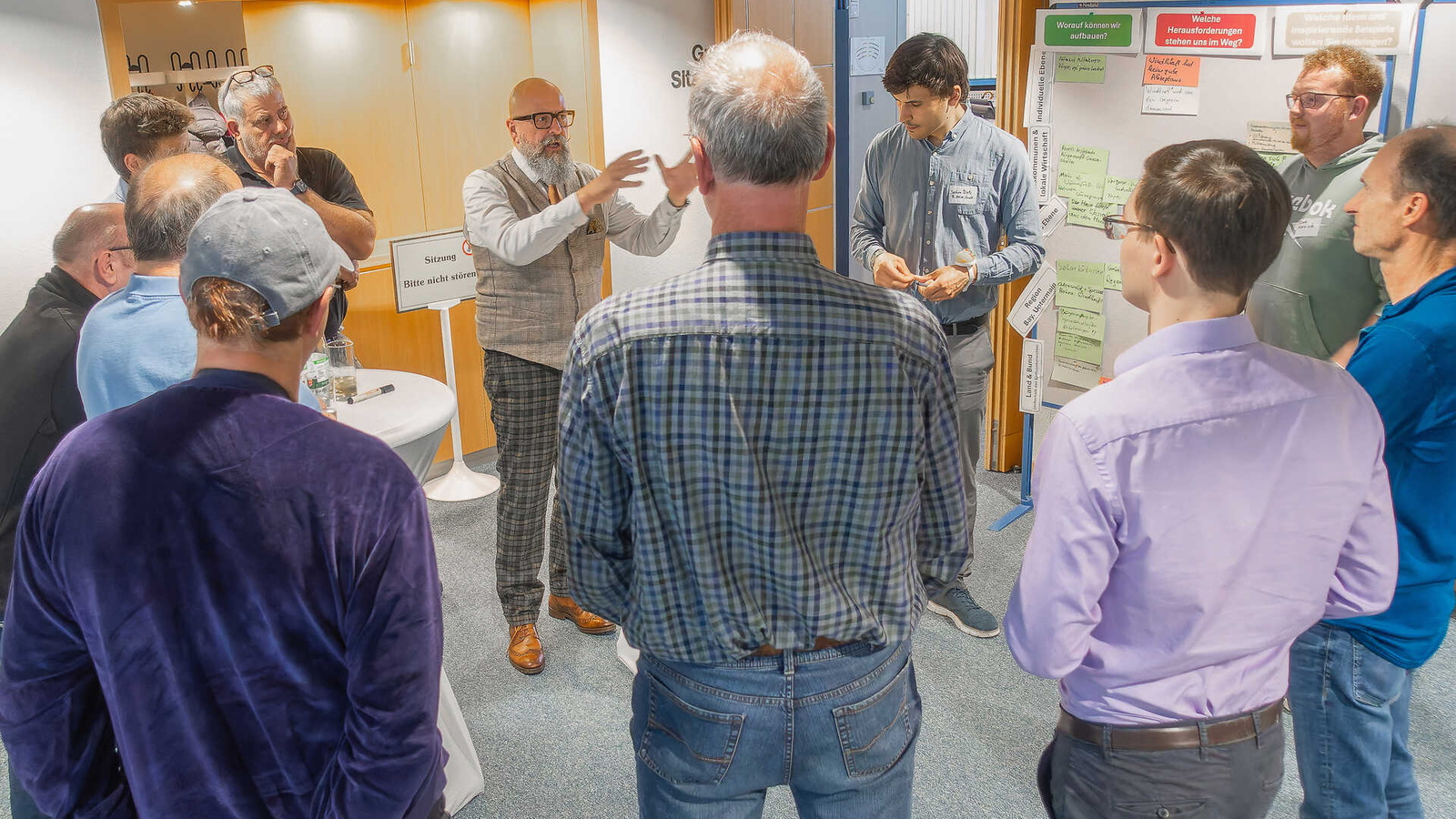 Stellvertretender Landrat Bernd Schötterl diskutiert