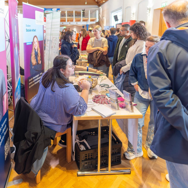 Seitlicher Blick auf einen Messestand