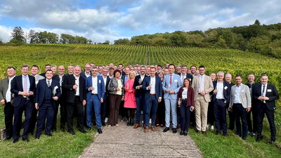 Gruppenfoto vor den Weinbergen