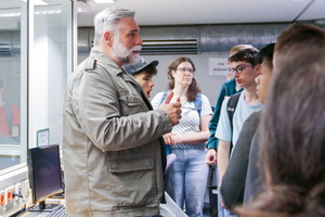 Martin Selonke erklärt Schülerinnen und Schülern