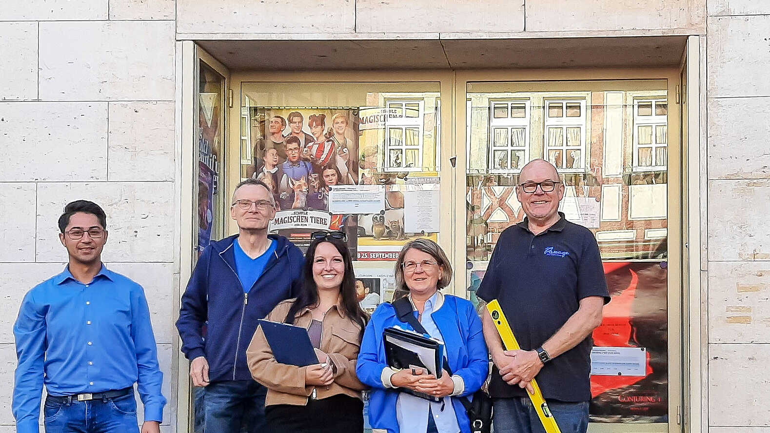 Das Team vor dem Eingang des Miltenberger Schloss-Theaters