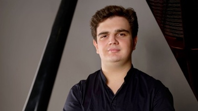 Porträt von Adrian Dederer