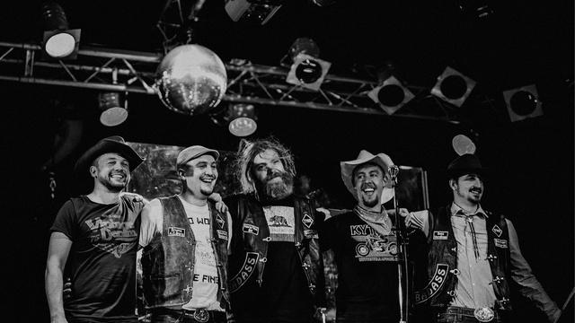 Die fünfköpfige Band auf der Bühne