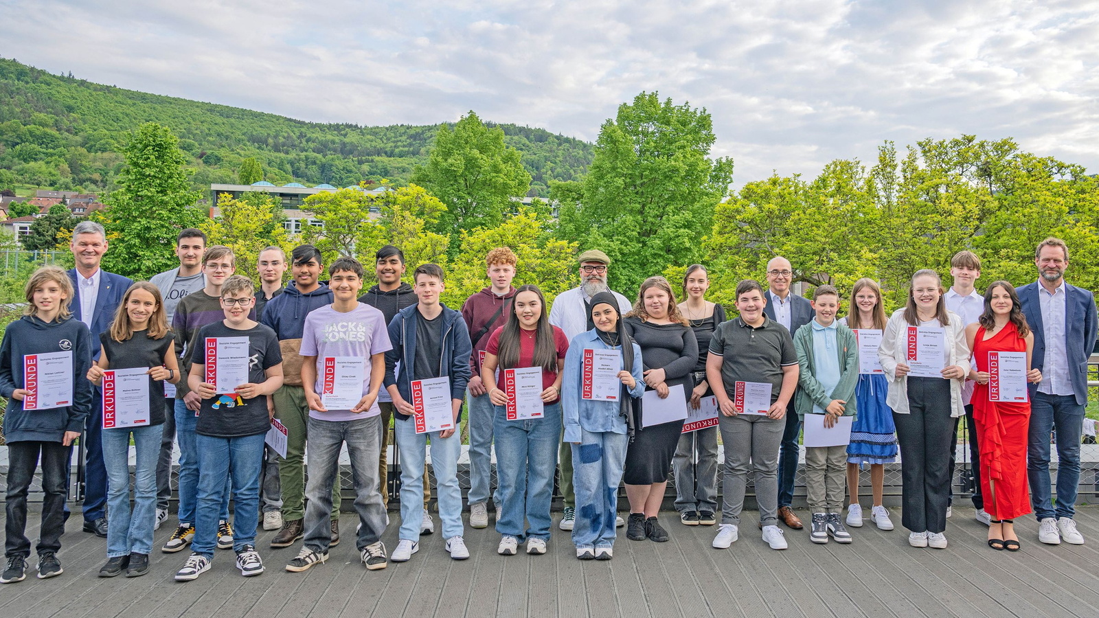 Schüler mit Urkunden