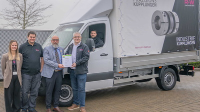 Menschen vor Transporter