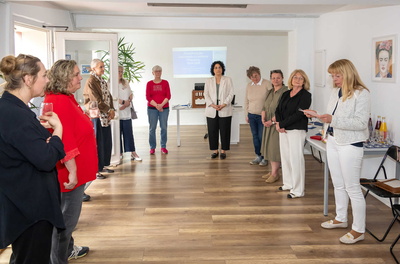 Mehrere Frauen stehen im Kreis in einem Raum
