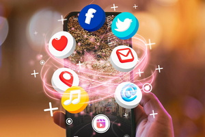 Social Media Icons Smartphone in der Hand