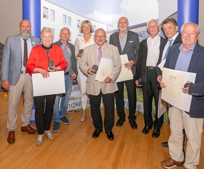 Die zweite Gruppe, die Ehrenplaketten überreicht bekam