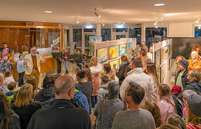 Das Foyer des Miltenberger Landratsamts mit vielen Gästen