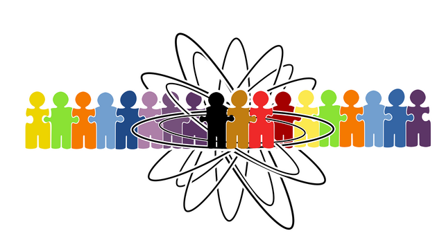 Symbolik Menschen als Puzzleteile in einer Reihe miteinader vernetzt