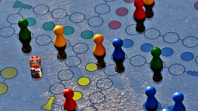 Spielbrett mit Figuren und Würfel