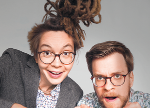 Ein Mann und eine Frau schauen überrascht ins Bild