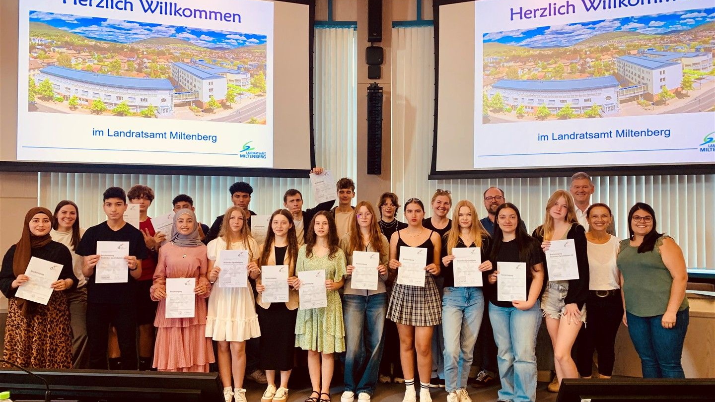 Die Jugendlichen, ihre Lehrkräfte sowie Schulamtsdirektor