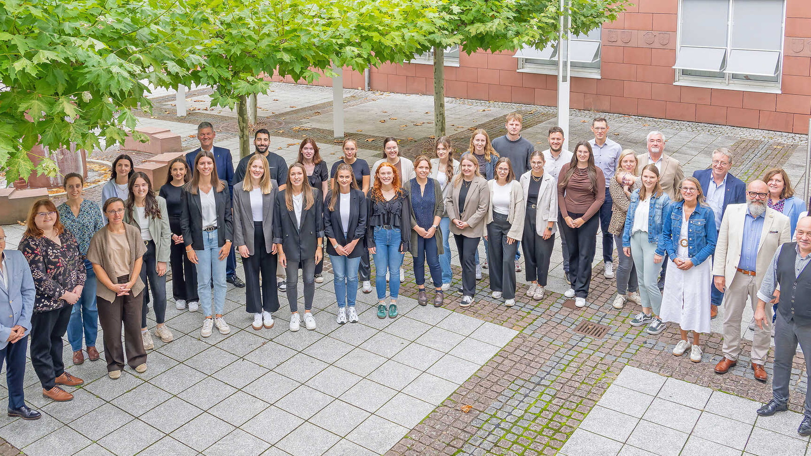 Die 25 neuen Referendarinnen und Referendare mit stellvertretendem Landrat Bernd Schötterl