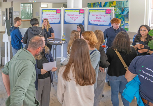 Auszubildende und Studierende des Landratsamt Miltenberg führen Gespräche mit Interessenten