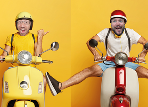 Zwei Männer nebeneinander auf Rollern