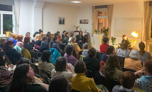 Menschen die bei einer Lesung zuhören