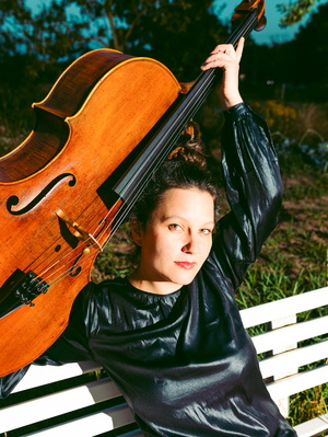Frau mit Cello