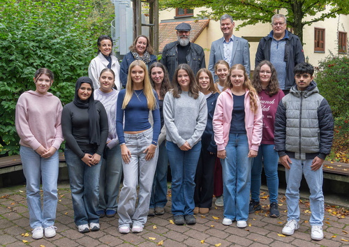 Stellvertretender Landrat Bernd Schötterl mit elf von zwölf Teilnehmenden des Förderprogramms