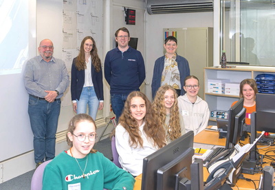 Die 5 Mädchen im Büro des Katastrophenschutzes